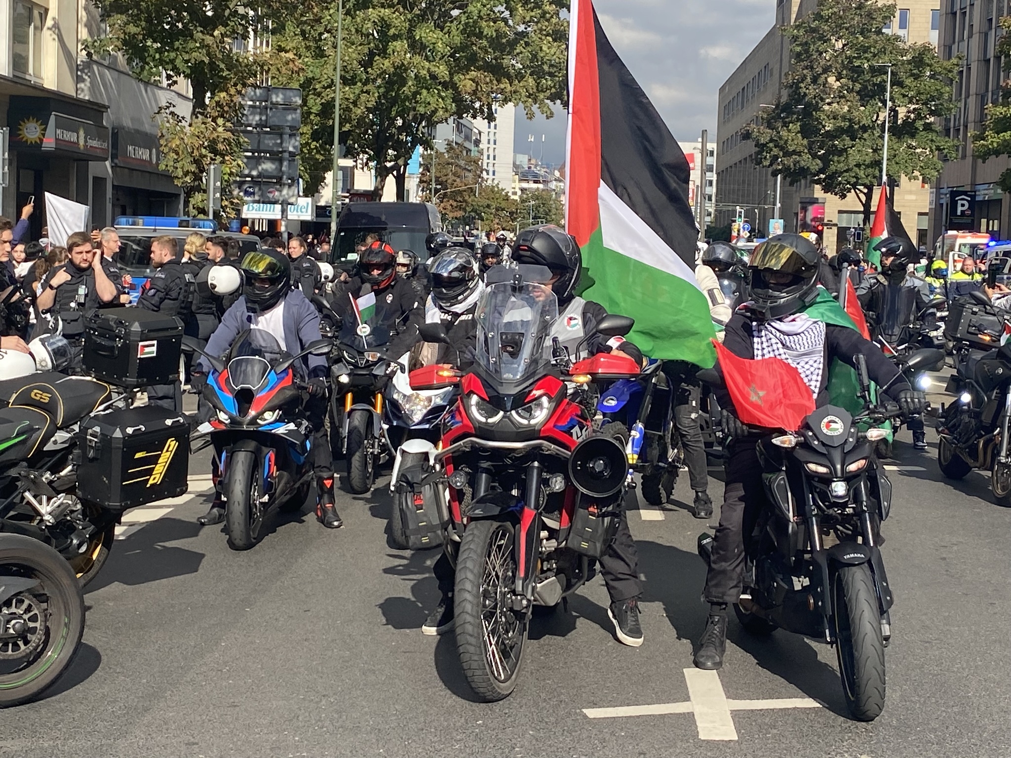 Demokratie, Demonstration und Dissonanz