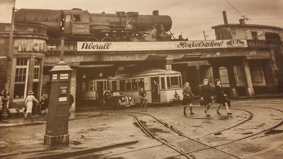 Historische Ansicht von Bilk mit Straßenbahn und Dampflok