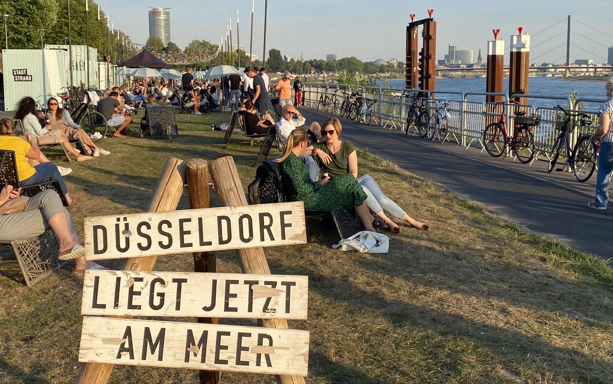 Freizeit am Rhein mit dem Schild Düsseldorf liegt jetzt am Meer