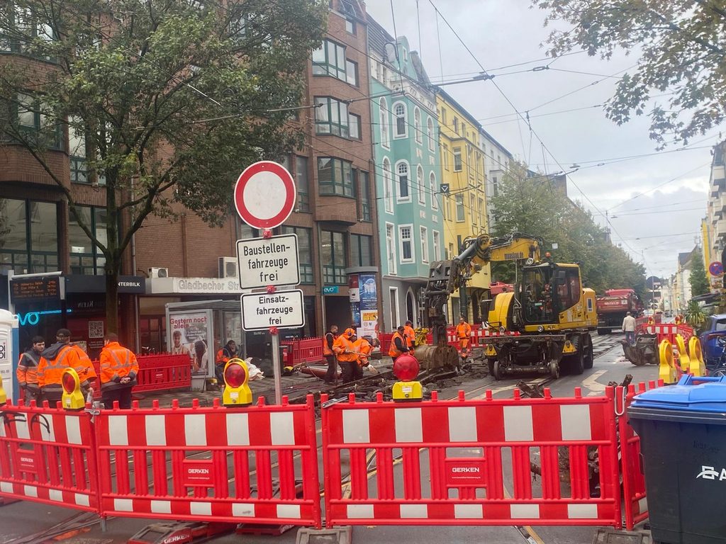 Bagger an der Bilker Kirche