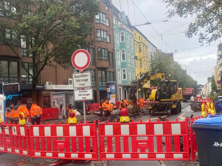 Bagger an der Bilker Kirche